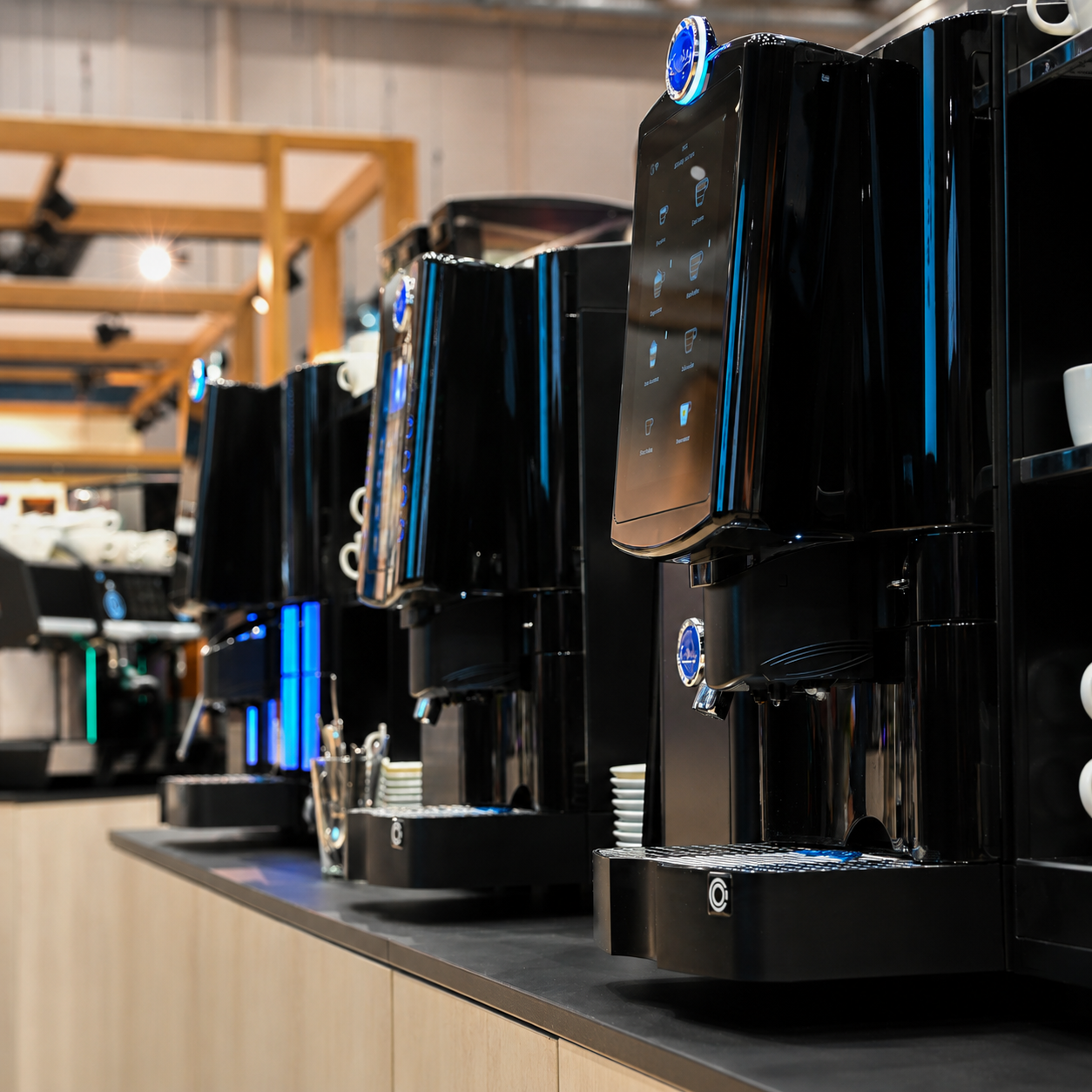 Mehrere professionelle Kaffeemaschinen für die Kaffeeversorgung im Unternehmen