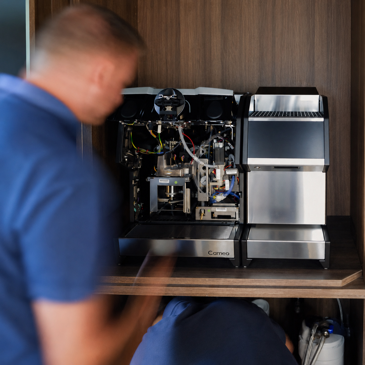 Servicetechniker bei der Reparatur einer professionellen Kaffeemaschine