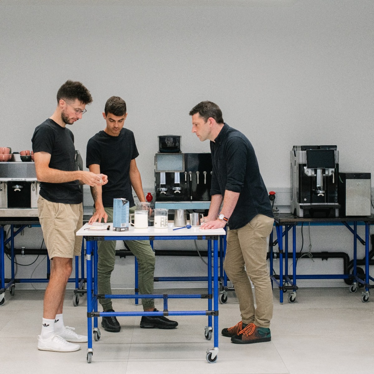 Mitarbeiter bei der Entwicklung und Prüfung professioneller Eversys Kaffeemaschinen